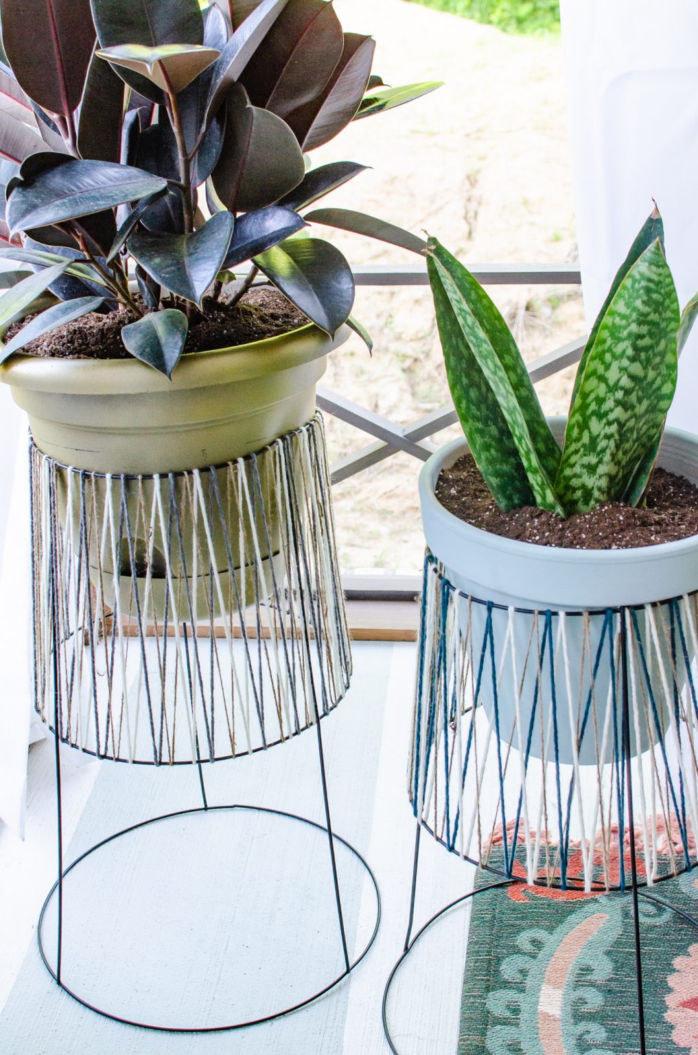 How to Make a Diy Plant Stand With a Tomato Cage by Haute House Love